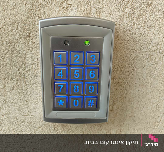 לוח מקשים עם תאורה כחולה על קיר